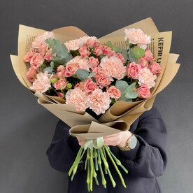 Нежный букет из пионовидных роз с диантусом 15 шт