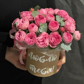 Композиция из VIP пионовидных роз в шляпной коробке Люблю тебя