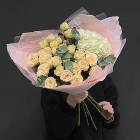 Нежный букет из VIP пионовидных кустовых роз с гортензий и эвкалиптом