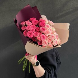 Яркий букет из премиум пионовидных кустовых роз