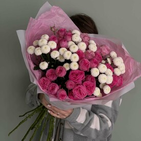 VIP букет из пионовидных кустовых роз и премиум хризантем ньютон