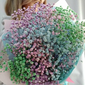 Букет с радужной гипсофилой