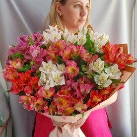 Букет с альстромерией