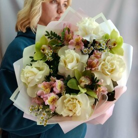 Букет с розами, орхидеями и альстромериями, зеленью ромашки в упаковке