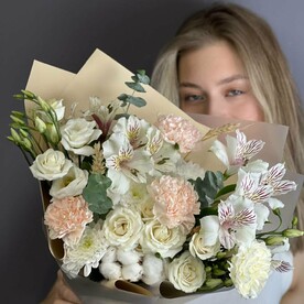 Нежный букет с альстромерией