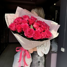 Моно букет из 19 ярких одноголовых роз