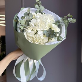 Букет из гортензии и эвкалипта