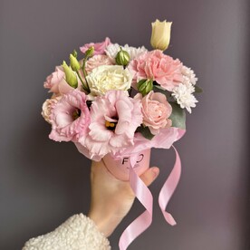 Мини композиция из стойких цветов в нежно-розовом оттенке