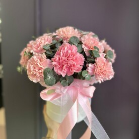 Композиция из диантусов и эвкалипта