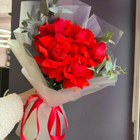 Букет из 5 французских роз с эвкалиптом