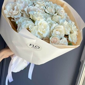 Моно букет из белых кустовых роз