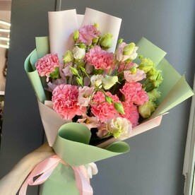 Букет из диантусов и эустомы