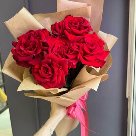 Букет из алых французских роз в крафте