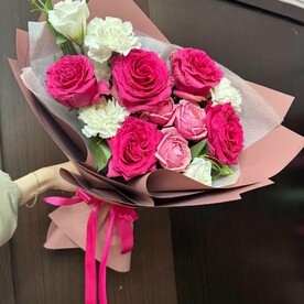 Букет из роз и диантусов