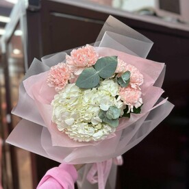 Сборный букет из гортензии, диантусов и эвкалипта