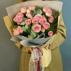 Букет Из 11 Кустовых Роз с эвкалиптом