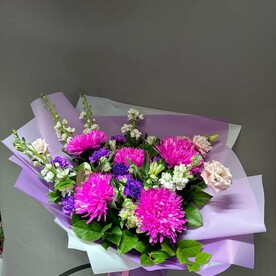 Пышный букет из розовых хризантем