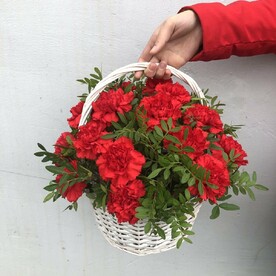 Корзина с красными гвоздиками
