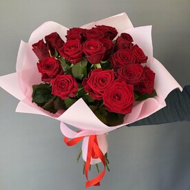 Букет из 19 красных роз