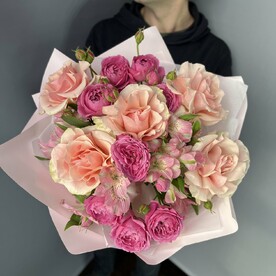 Нежный букет из роз и альстромерии