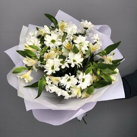 Нежный букет из хризантемы ромашка и альстромерии