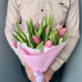 Нежный букет из 19 тюльпанов белых и розовых