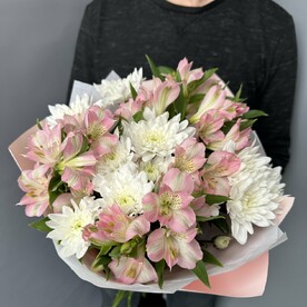 Нежный и стойкий букет из хризантемы и альстромерии