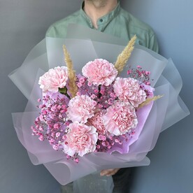 Воздушный стойкий букет комплимент из розовых гвоздик и гипсофилы