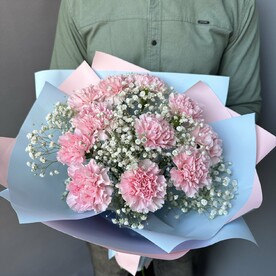 Нежный букет из гвоздик и гипсофилы