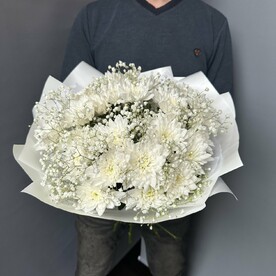 Пышный стойкий белый букет из хризантемы кустовой и гипсофил
