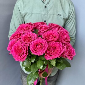 Яркий букет из розовых роз на ленте