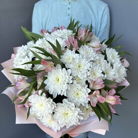 Пышный стойкий букет из кустовой хризантемы и розовой альстромерии