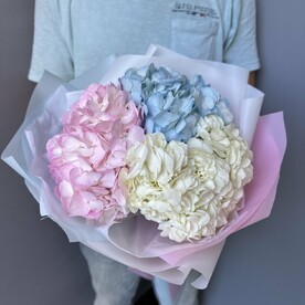 Воздушный букет из 3 гортензий