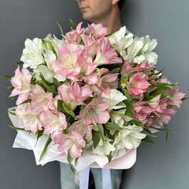 Стойкий букет из 9 альстромерий