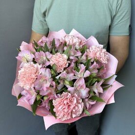 Нежный розовый букет из стойких гвоздик и альстромерии