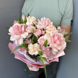 Нежный букет в розового персиковом цвете с розами французскими