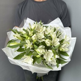 Легкий воздушный букет из 9 белых альстромерий