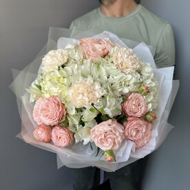 Нежный объемный букет из гортензий, кустовых роз, альстромерии и диантусов