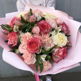 Большой яркий букет из роз, гвоздик и альстромерии