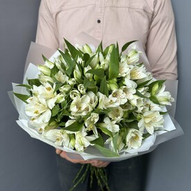 Стойкий букет из белой альстромерии