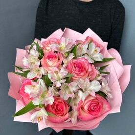 Пышный стойкий ароматный букет из роз и альстромерии
