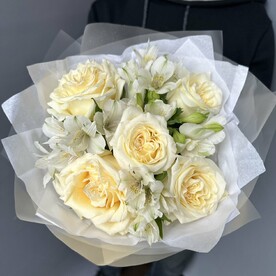 Нежный трогательный букет из пионовидных роз и альстромерии