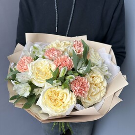 Яркий букет с пионовидными розами и персиковыми гвоздиками