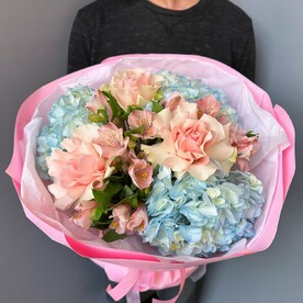 Яркий букет «Бабл гам» из французской розы, гортензии и альстромерии