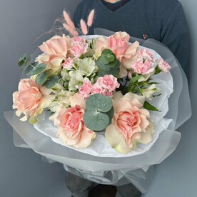 Шикарный букет из французских роз с ароматным эвкалиптом