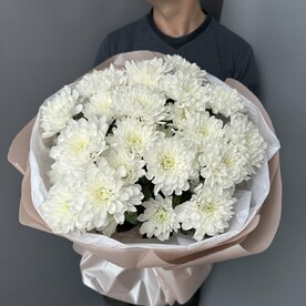 Пышный букет из стойких хризантем