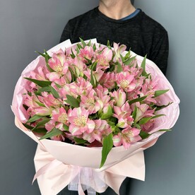 Стойкий букет из 15 розовых альстромерий