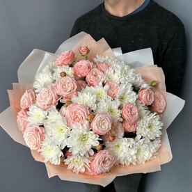 Пышный букет из хризантем кустовых и кустовых пионовидных роз