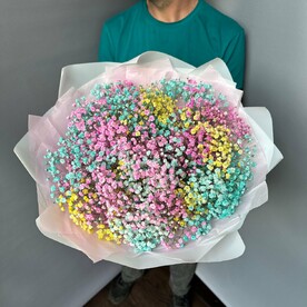 Пышный  яркий букет из разноцветных гипсофил