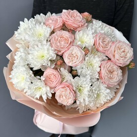 Пышный стойкий букет из кустовой пионовидной розы и кустовой хризантемы